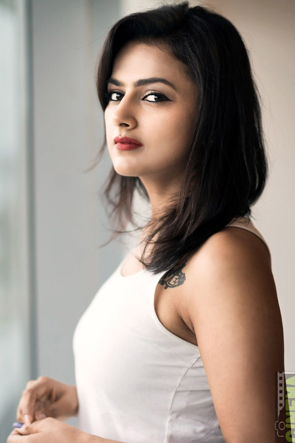 jersey heroine Shraddha Srinath Photo Gallery - Sakshi25