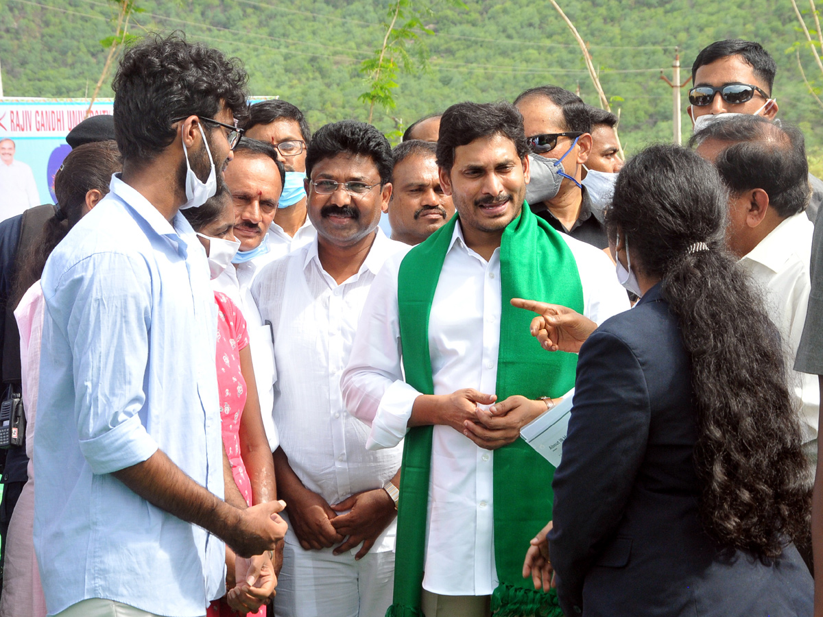 YS Jagan Family Pays Tribute To YS Rajasekhara Reddy Idupulapaya  - Sakshi11