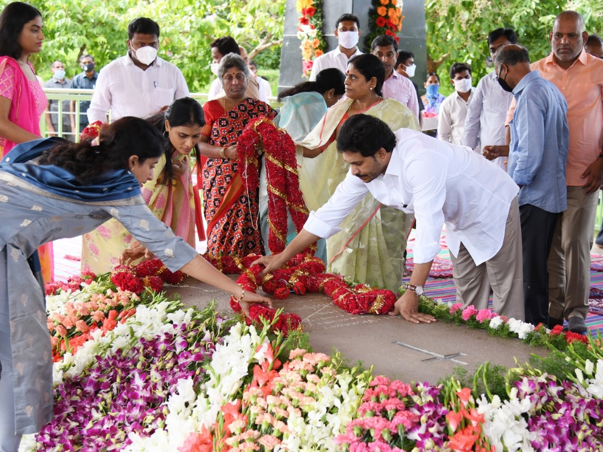 YS Jagan Family Pays Tribute To YS Rajasekhara Reddy Idupulapaya  - Sakshi4