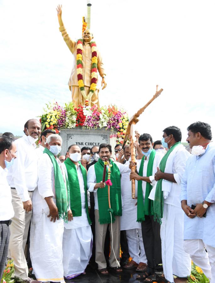 YS Jagan Family Pays Tribute To YS Rajasekhara Reddy Idupulapaya  - Sakshi12