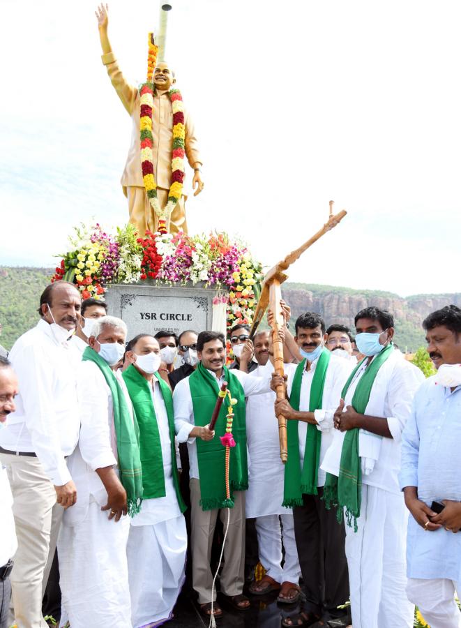 YS Jagan Family Pays Tribute To YS Rajasekhara Reddy Idupulapaya  - Sakshi13