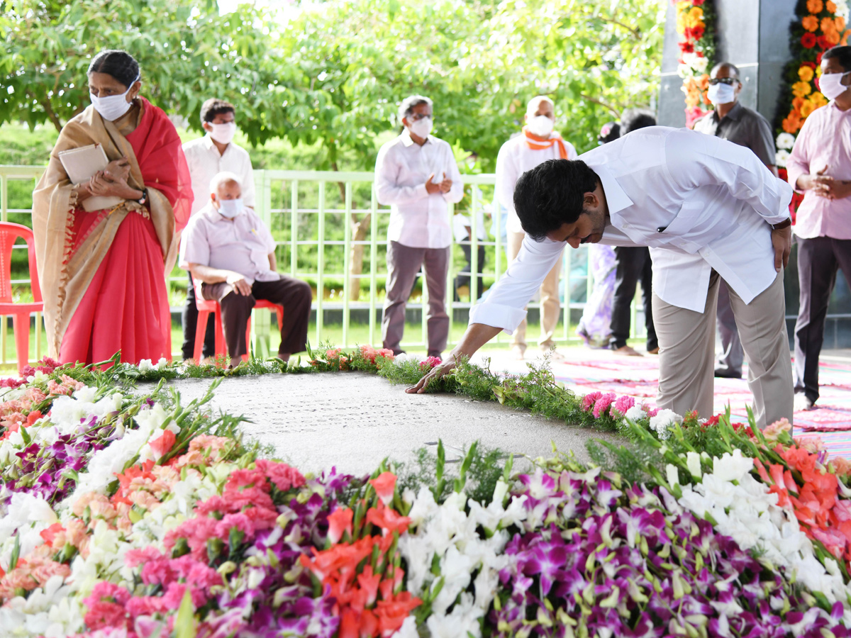 YS Jagan Family Pays Tribute To YS Rajasekhara Reddy Idupulapaya  - Sakshi14