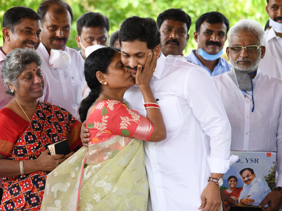 YS Jagan Family Pays Tribute To YS Rajasekhara Reddy Idupulapaya  - Sakshi15