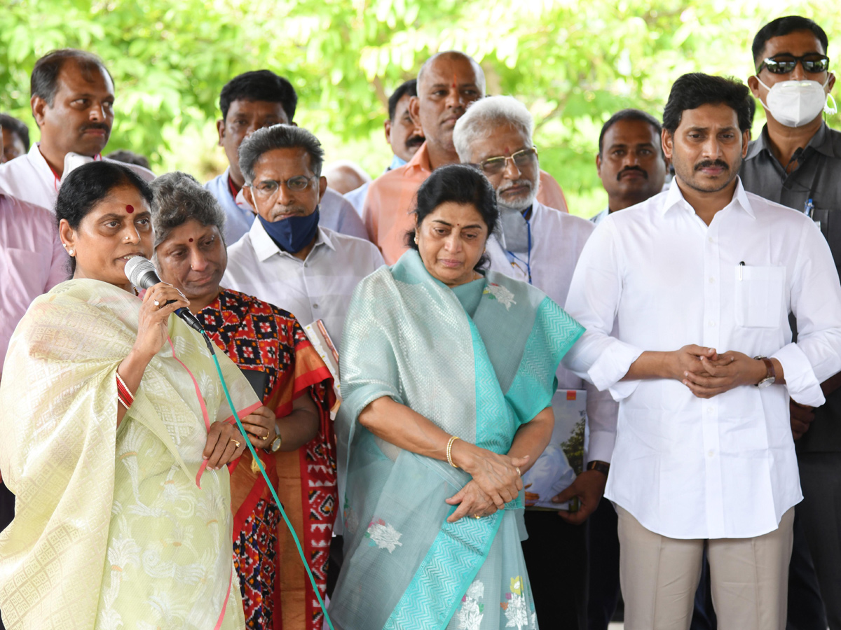 YS Jagan Family Pays Tribute To YS Rajasekhara Reddy Idupulapaya  - Sakshi16