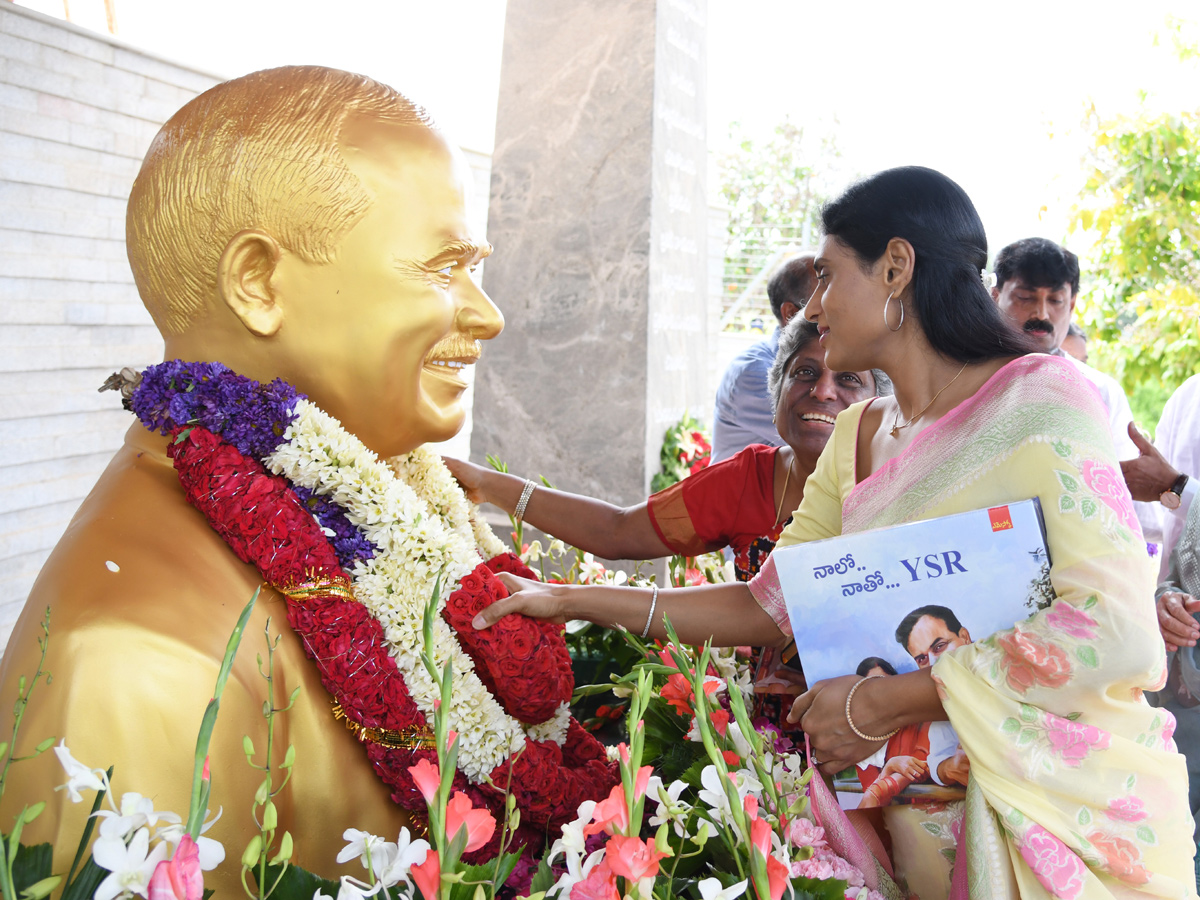 YS Jagan Family Pays Tribute To YS Rajasekhara Reddy Idupulapaya  - Sakshi17