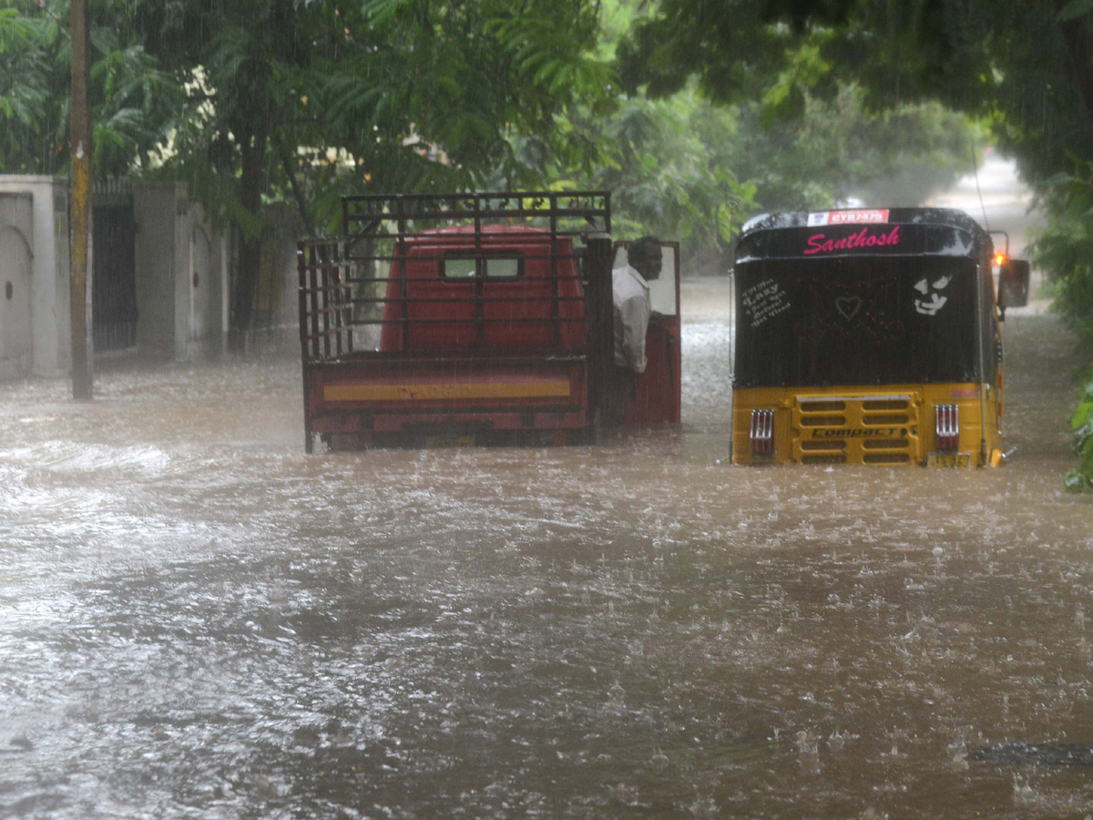 Heavy rain lashes Hyderabad Photo Gallery - Sakshi2