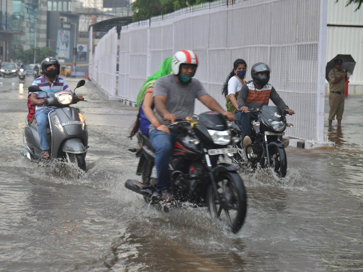 Heavy rain lashes Hyderabad Photo Gallery - Sakshi11