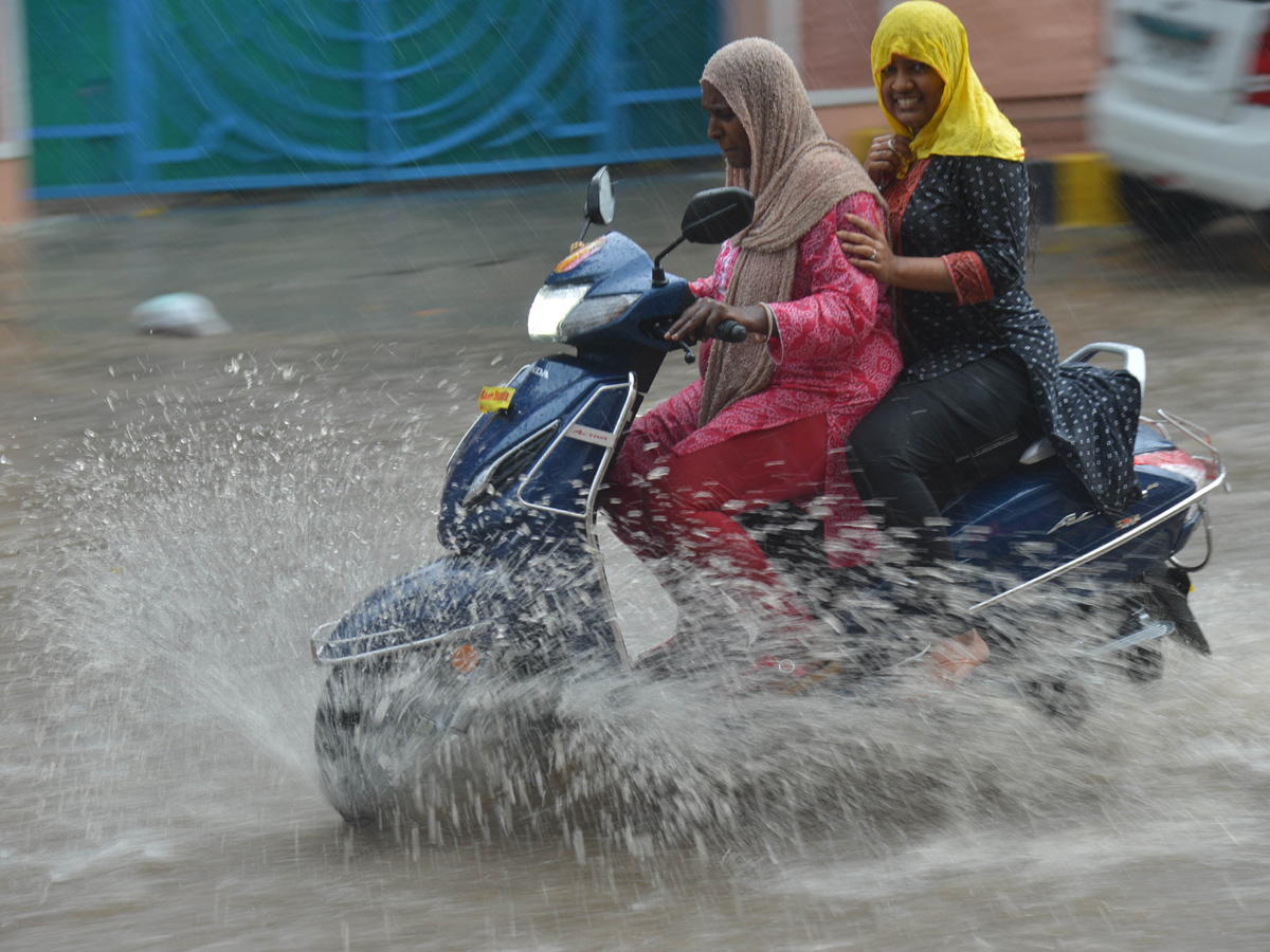 Heavy rain lashes Hyderabad Photo Gallery - Sakshi12