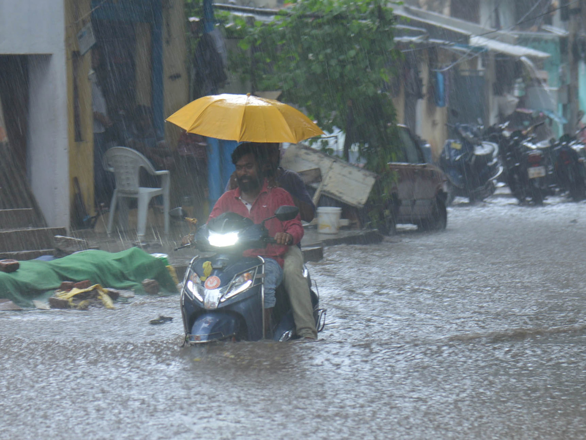 Heavy rain lashes Hyderabad Photo Gallery - Sakshi13