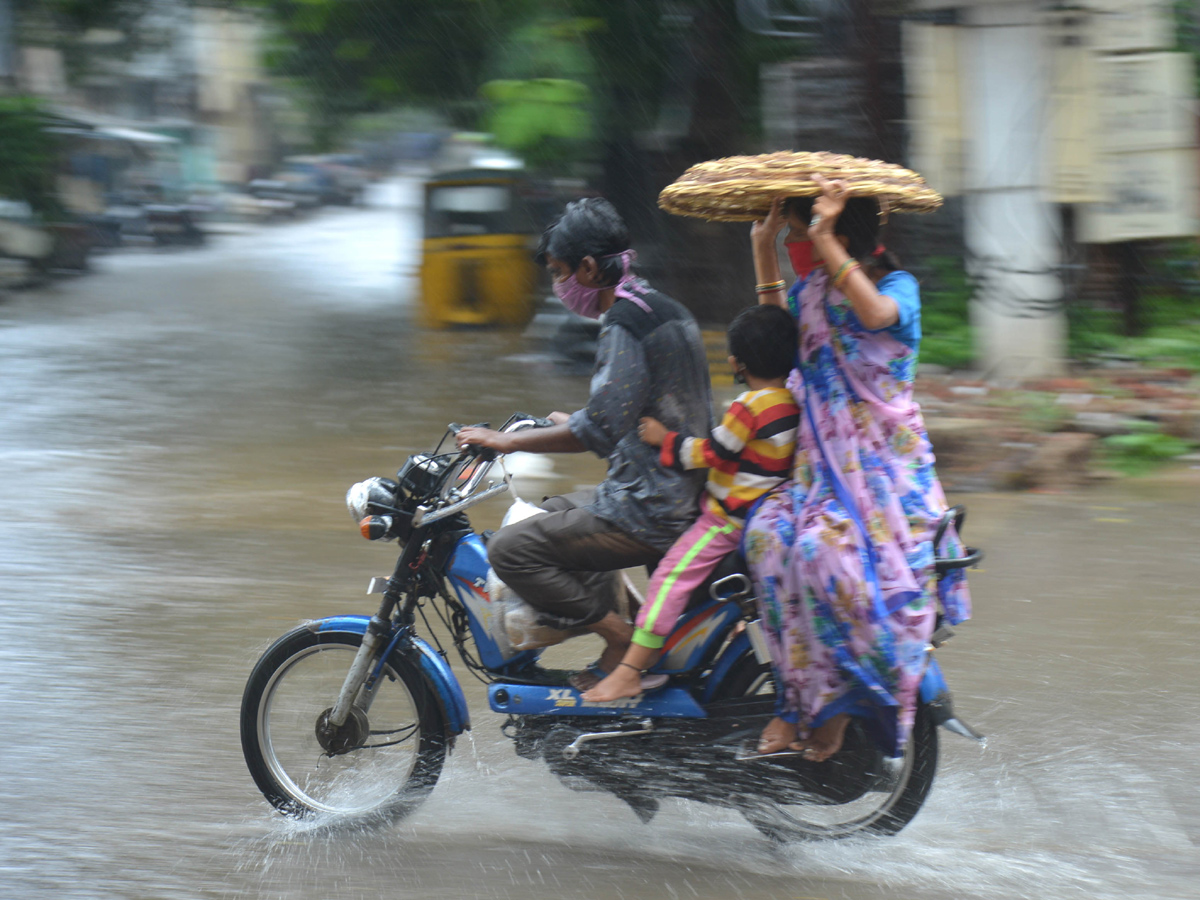 Heavy rain lashes Hyderabad Photo Gallery - Sakshi14