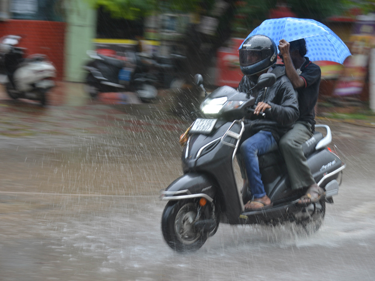 Heavy rain lashes Hyderabad Photo Gallery - Sakshi15