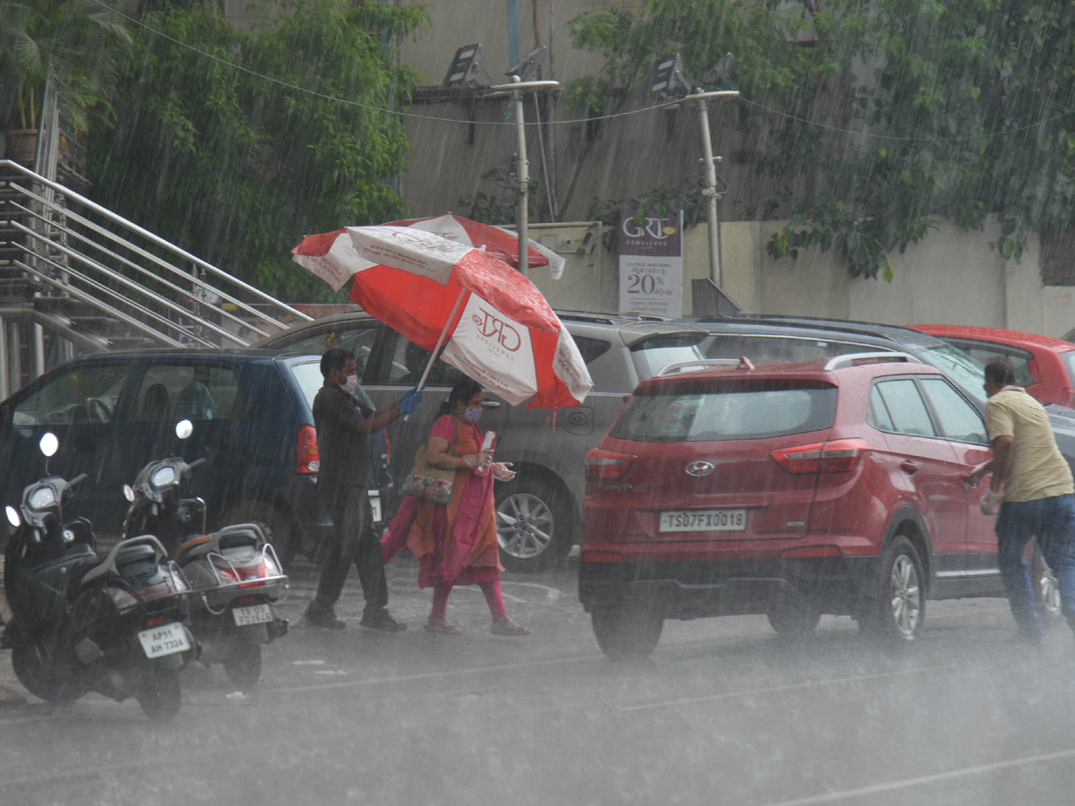 Heavy rain lashes Hyderabad Photo Gallery - Sakshi16