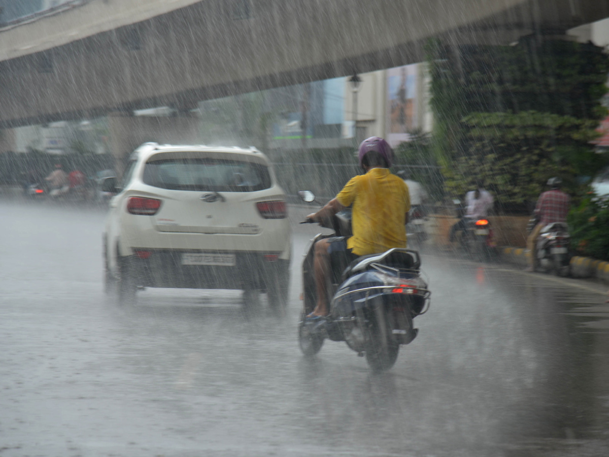 Heavy rain lashes Hyderabad Photo Gallery - Sakshi17