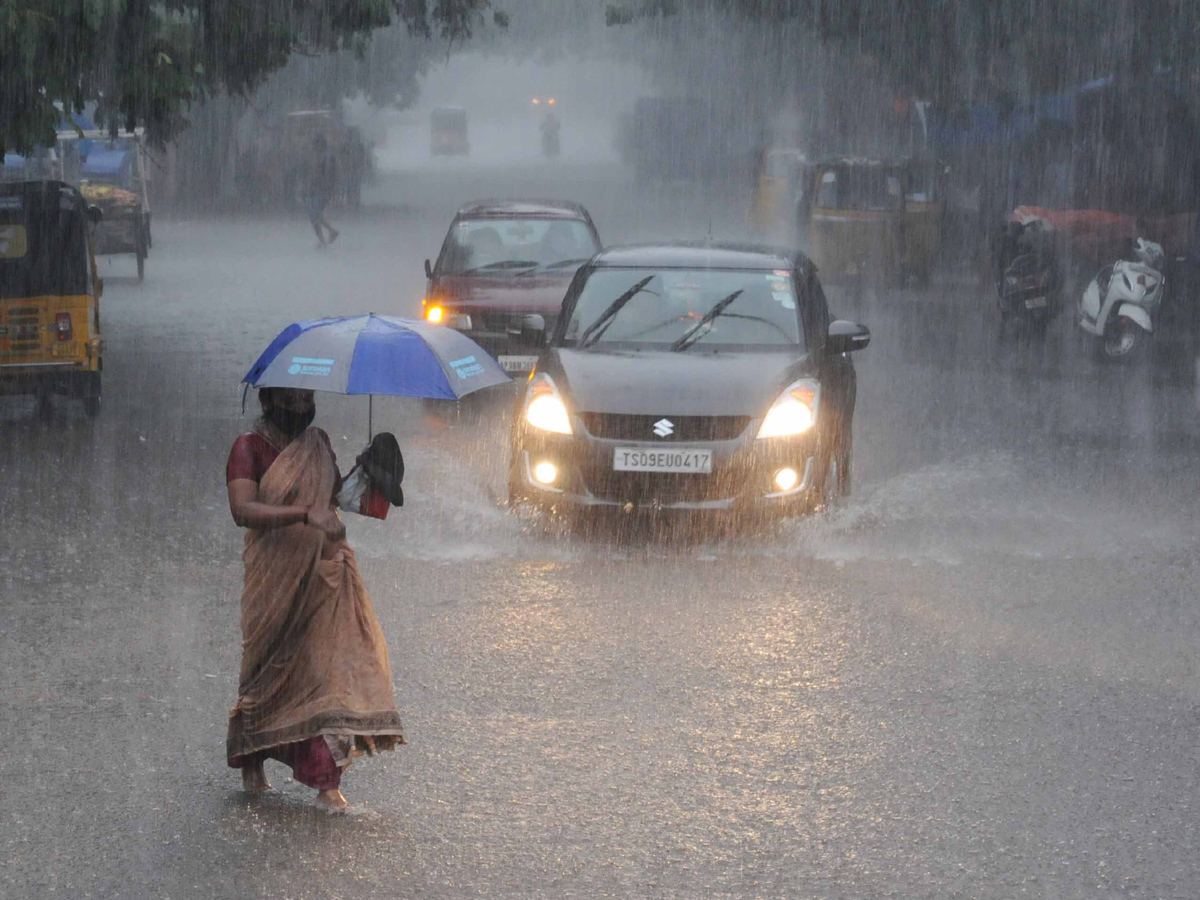 Heavy rain lashes Hyderabad Photo Gallery - Sakshi18