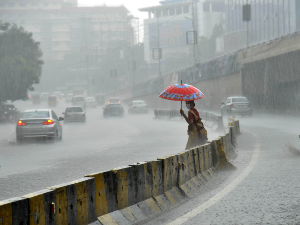 Heavy rain lashes Hyderabad Photo Gallery - Sakshi20