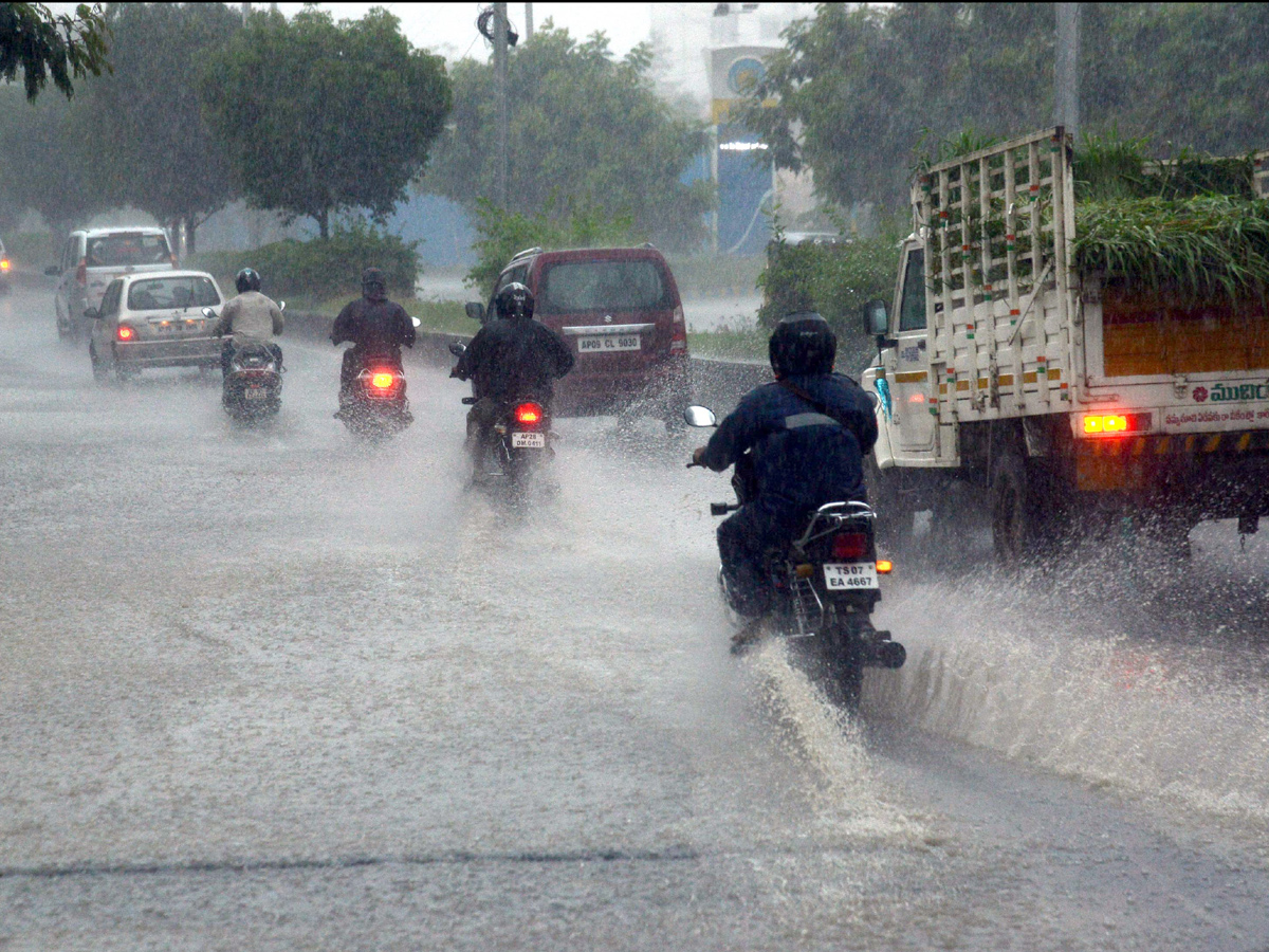 Heavy rain lashes Hyderabad Photo Gallery - Sakshi3