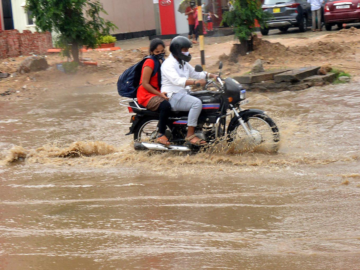 Heavy rain lashes Hyderabad Photo Gallery - Sakshi21