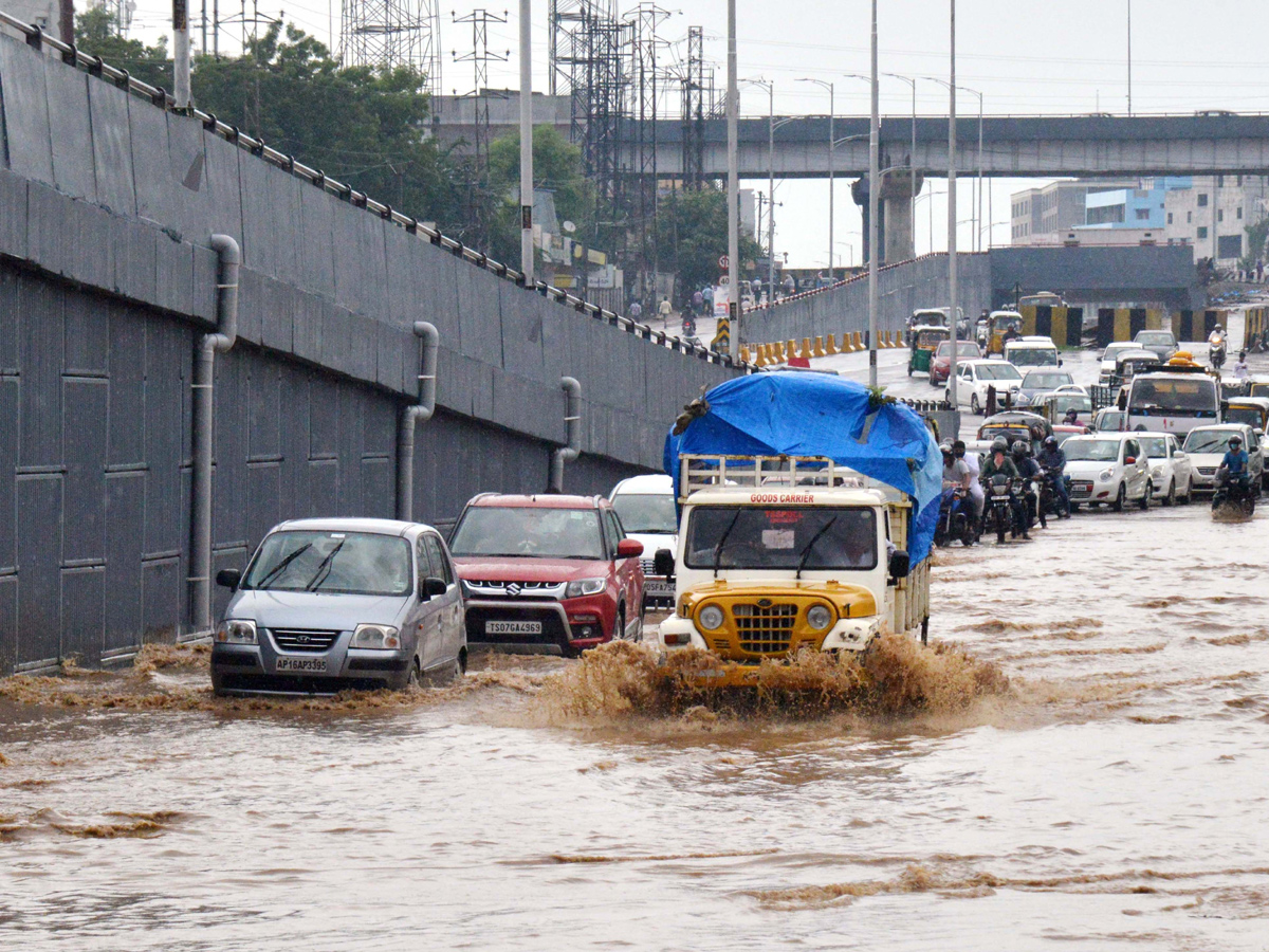 Heavy rain lashes Hyderabad Photo Gallery - Sakshi23