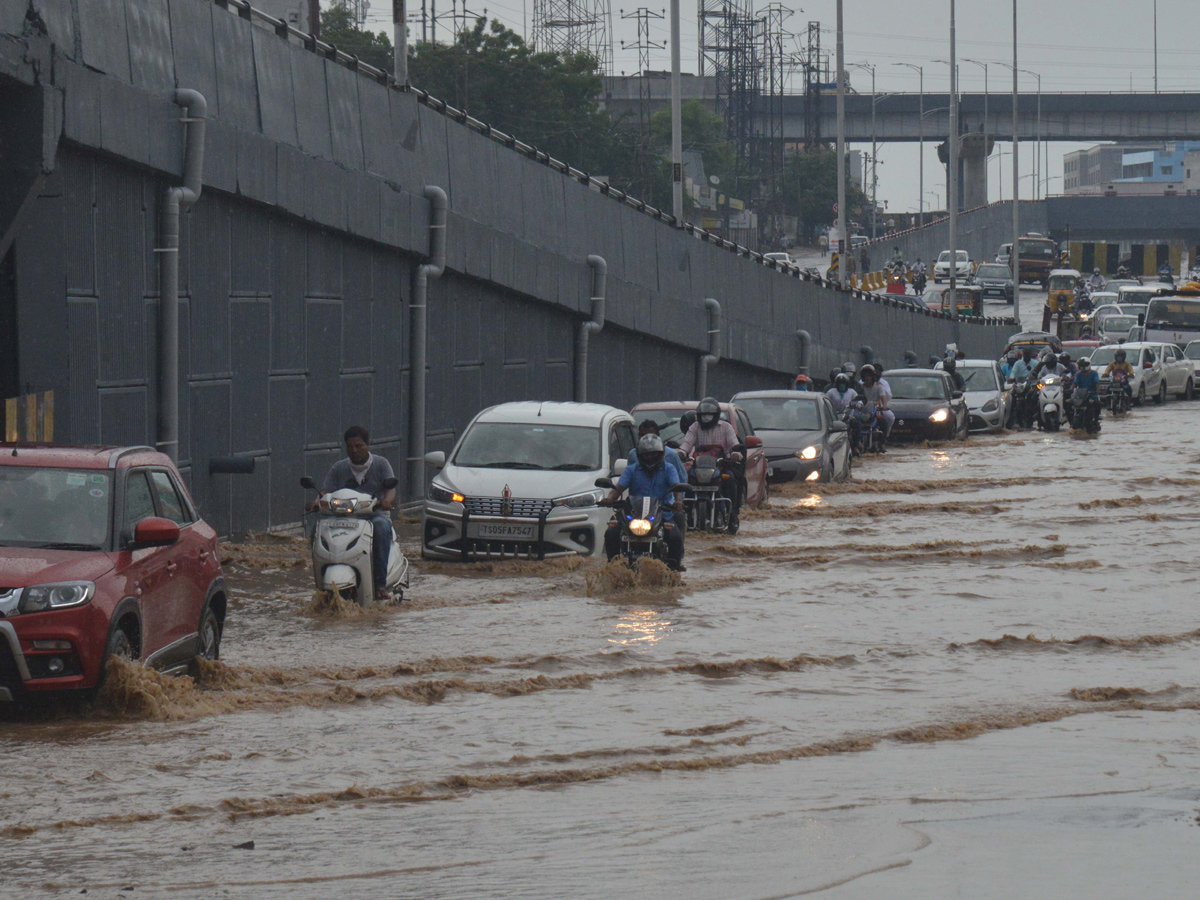 Heavy rain lashes Hyderabad Photo Gallery - Sakshi24