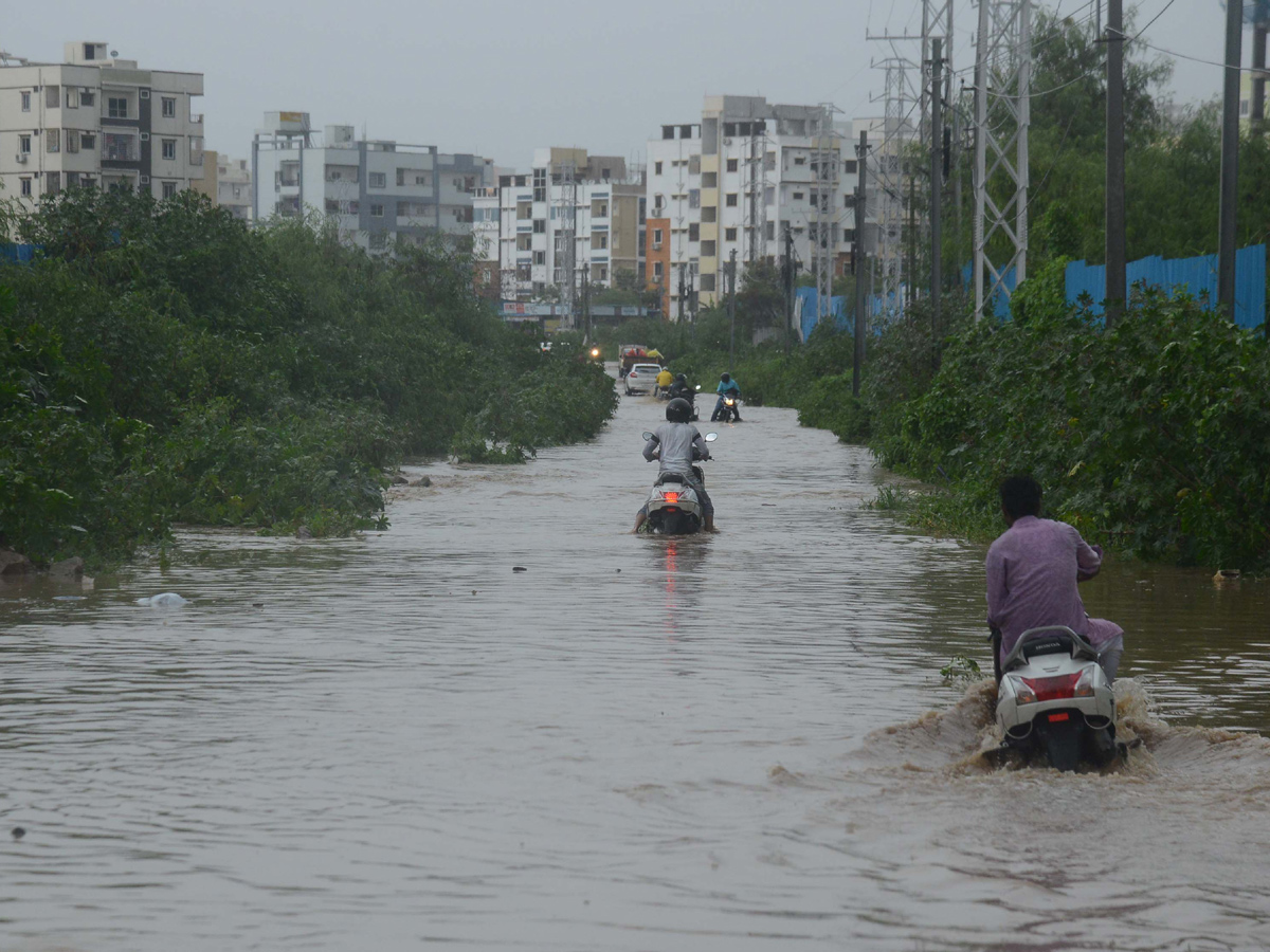 Heavy rain lashes Hyderabad Photo Gallery - Sakshi25