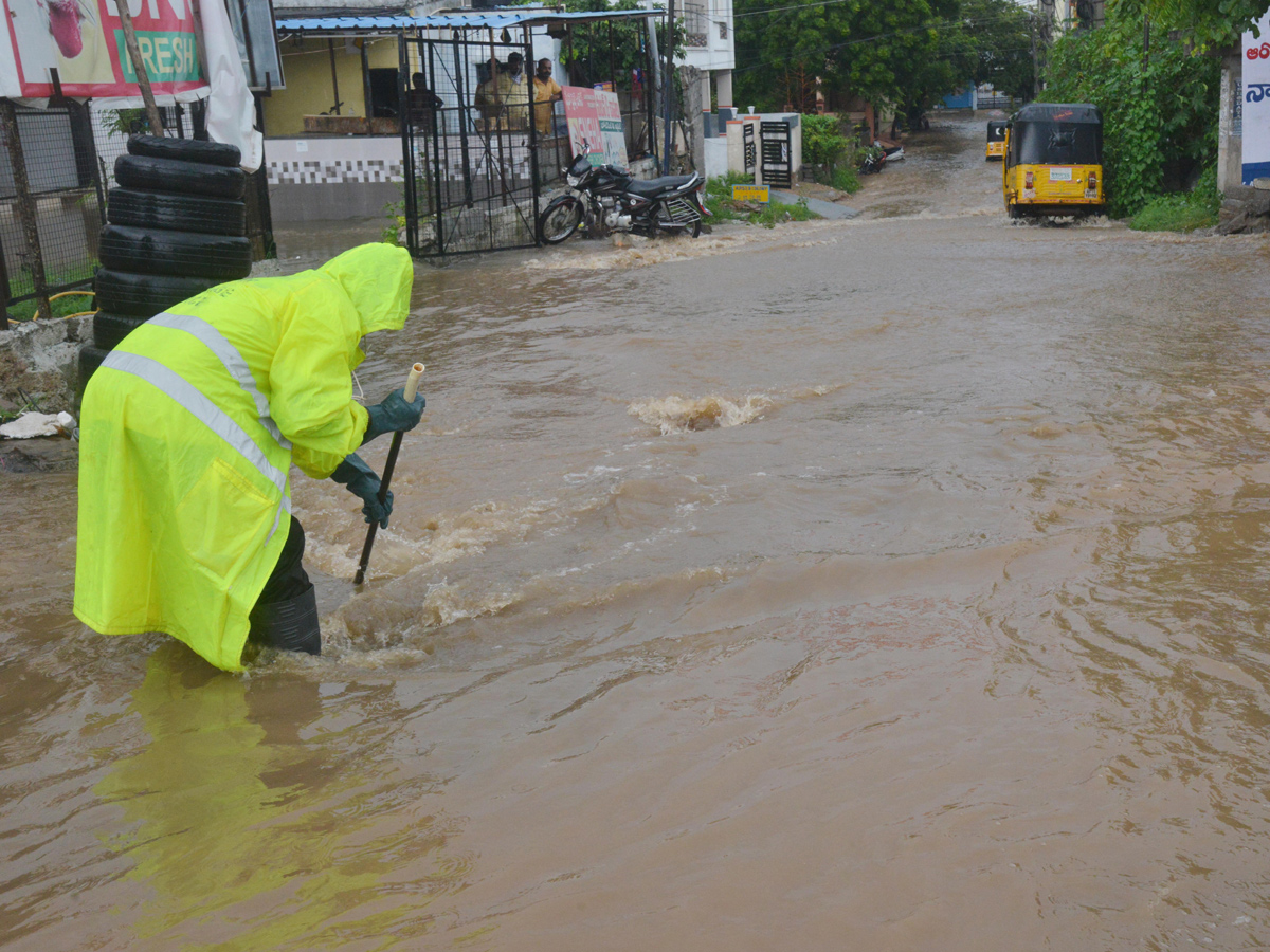 Heavy rain lashes Hyderabad Photo Gallery - Sakshi26