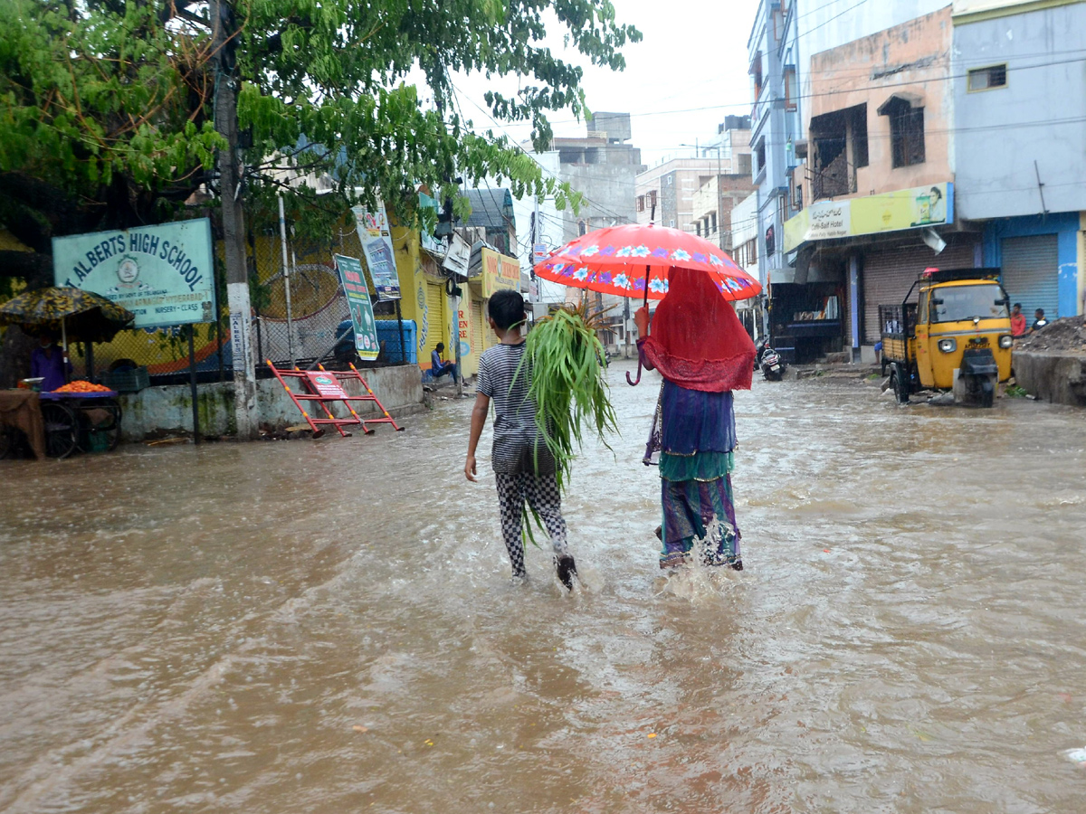 Heavy rain lashes Hyderabad Photo Gallery - Sakshi27