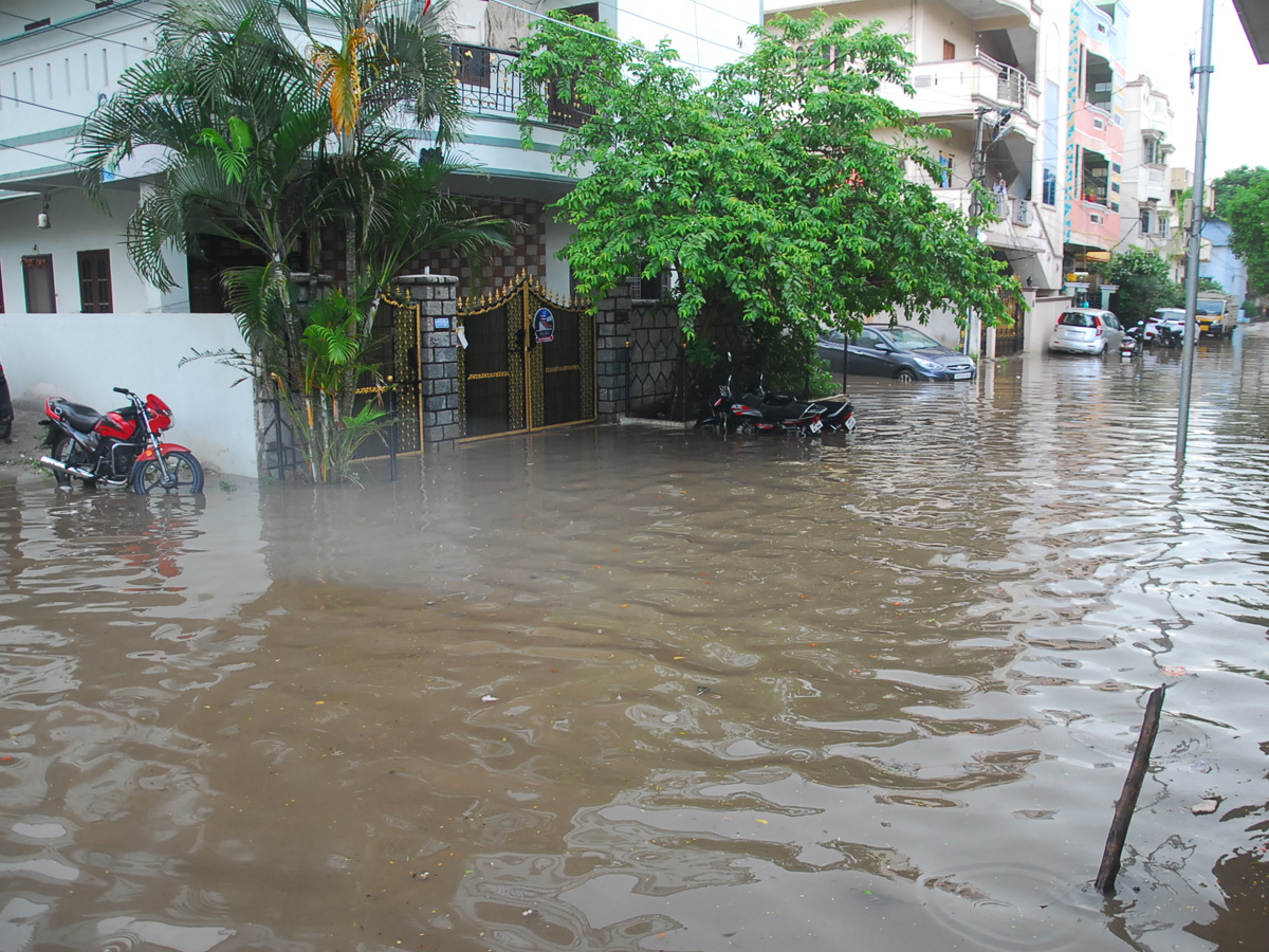 Heavy rain lashes Hyderabad Photo Gallery - Sakshi28