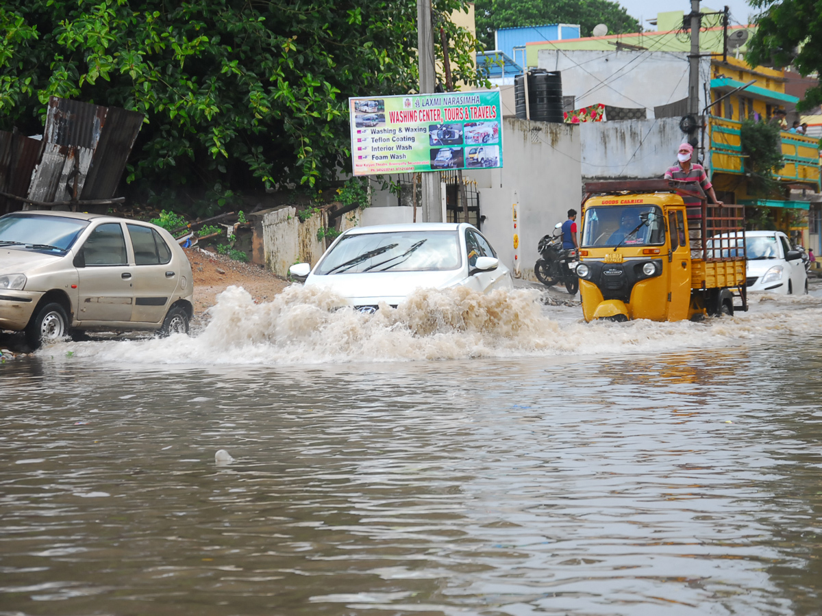 Heavy rain lashes Hyderabad Photo Gallery - Sakshi30