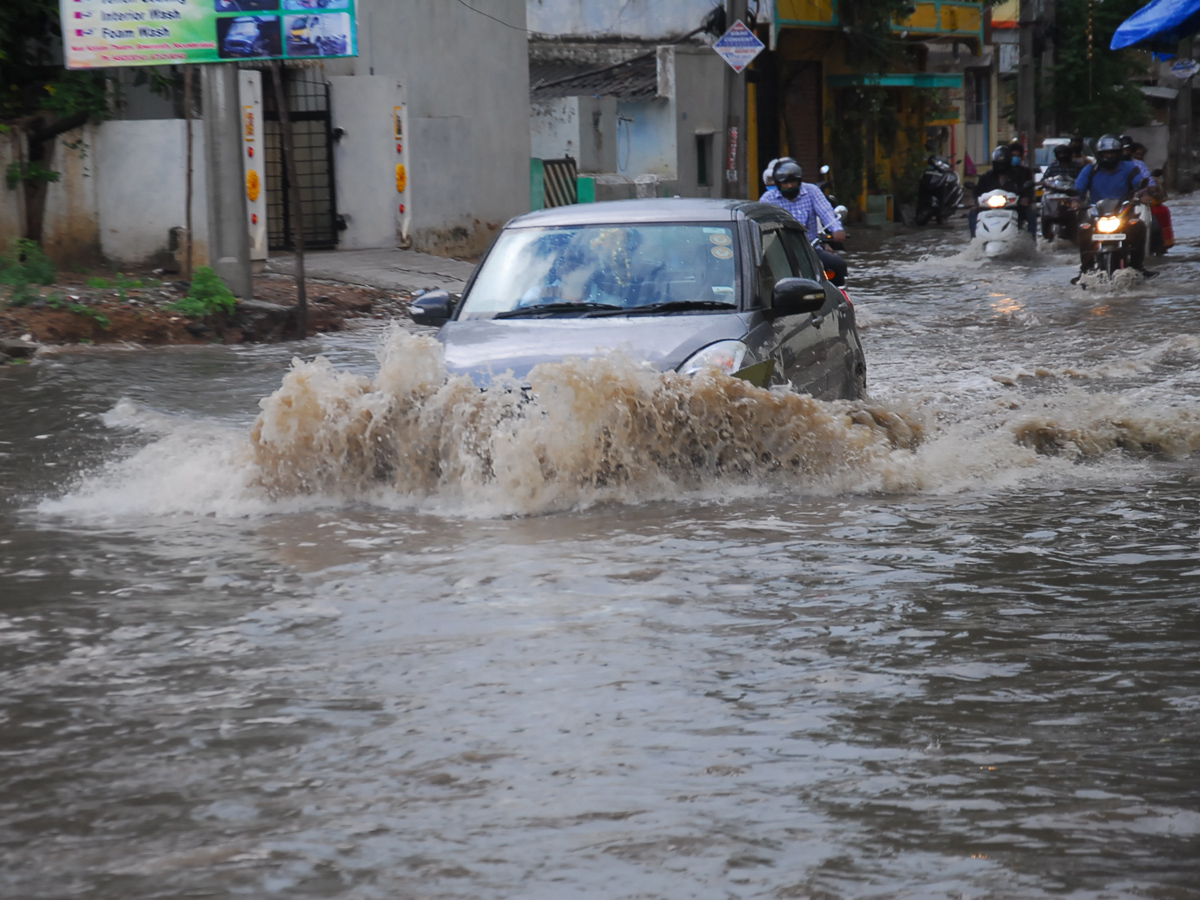 Heavy rain lashes Hyderabad Photo Gallery - Sakshi31