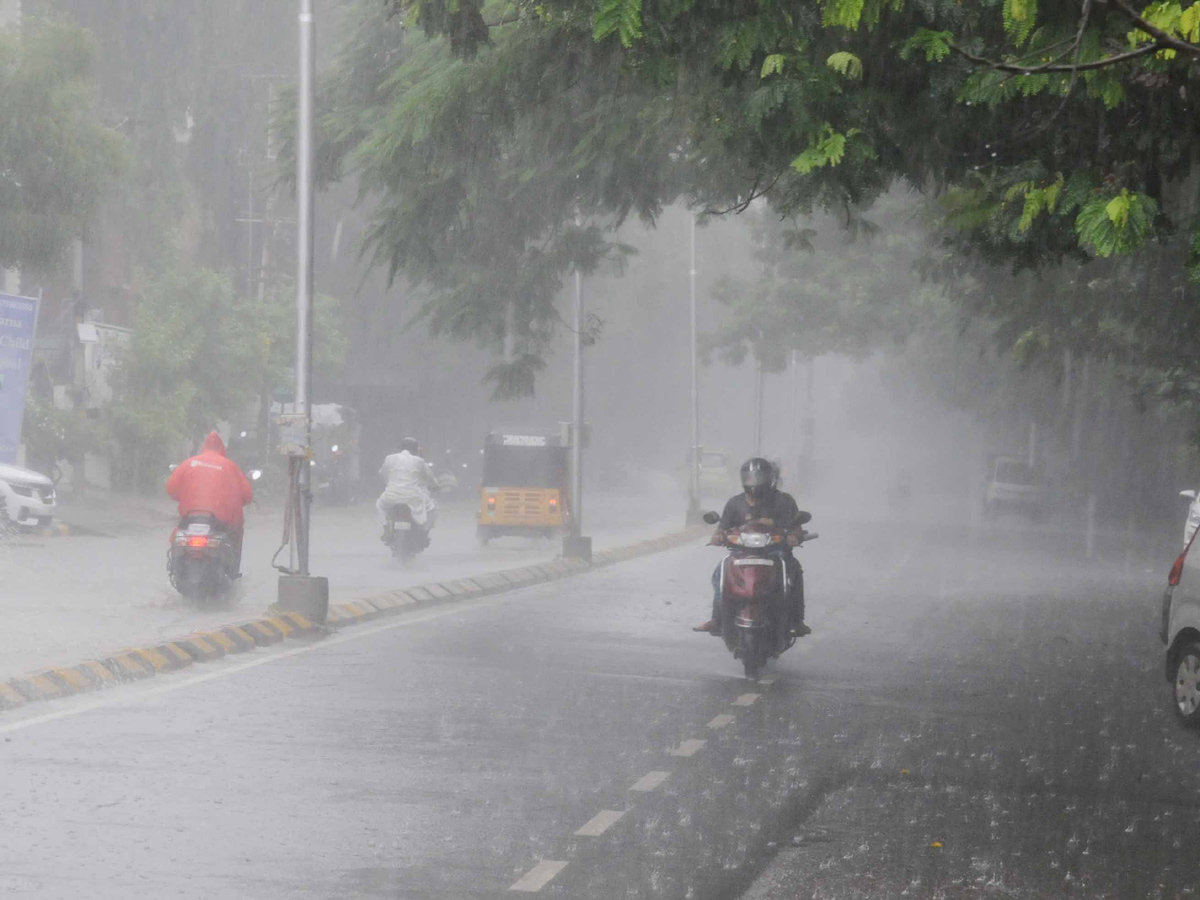 Heavy rain lashes Hyderabad Photo Gallery - Sakshi1