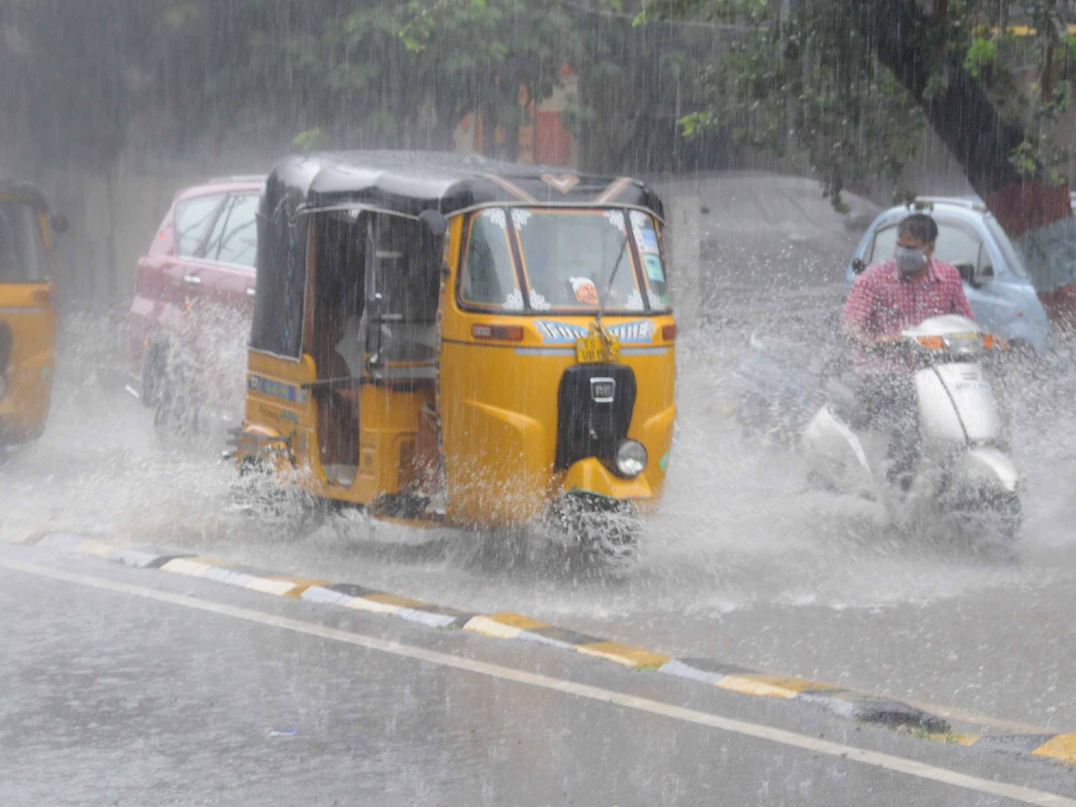 Heavy rain lashes Hyderabad Photo Gallery - Sakshi32