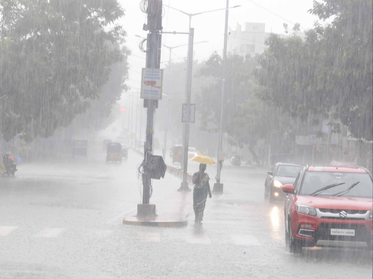 Heavy rain lashes Hyderabad Photo Gallery - Sakshi33