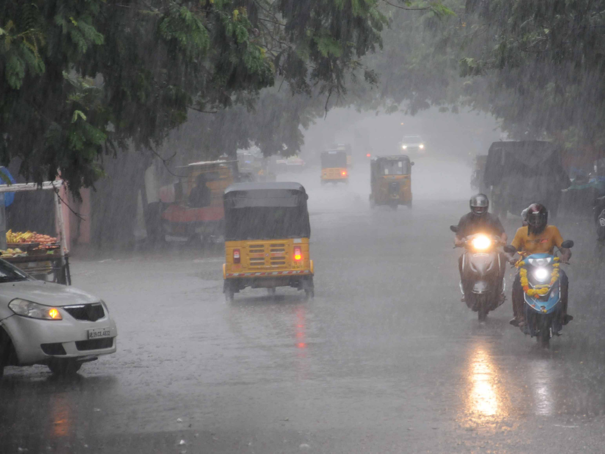 Heavy rain lashes Hyderabad Photo Gallery - Sakshi34