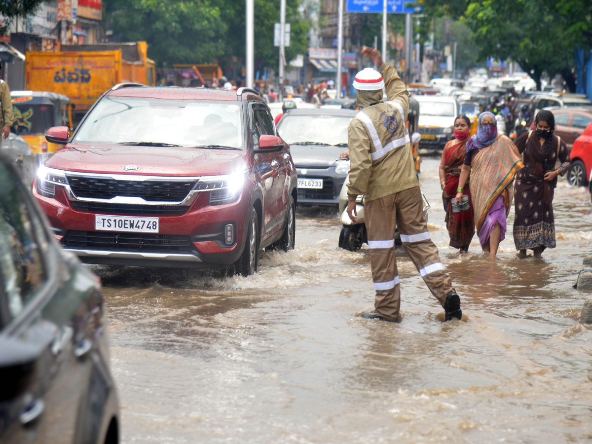 Heavy rain lashes Hyderabad Photo Gallery - Sakshi6