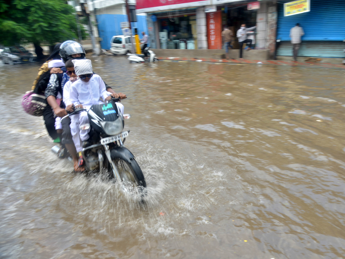 Heavy rain lashes Hyderabad Photo Gallery - Sakshi7