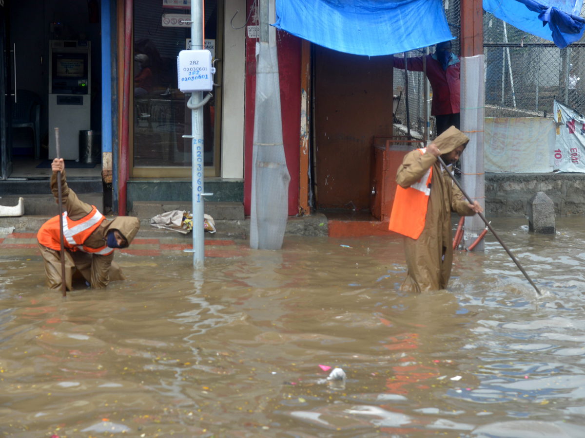 Heavy rain lashes Hyderabad Photo Gallery - Sakshi8