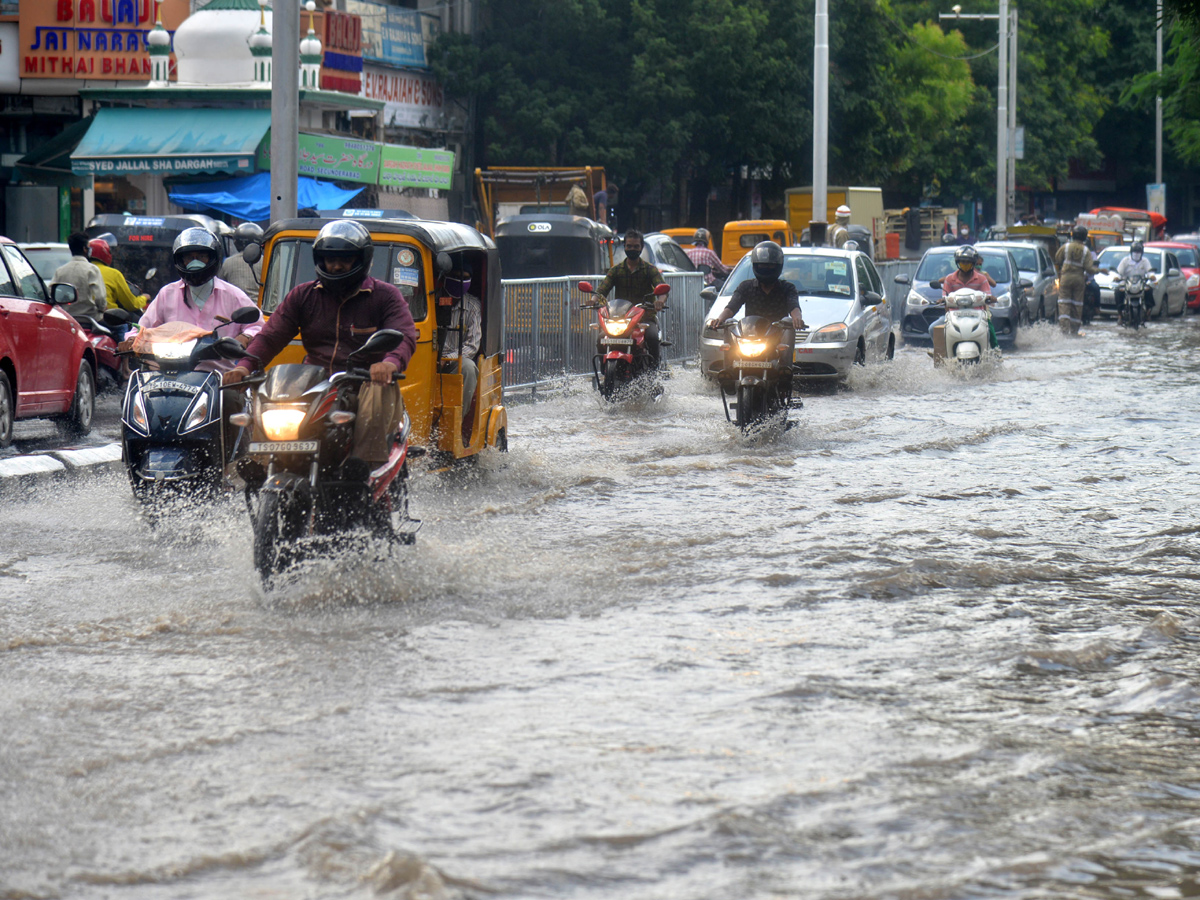 Heavy rain lashes Hyderabad Photo Gallery - Sakshi9