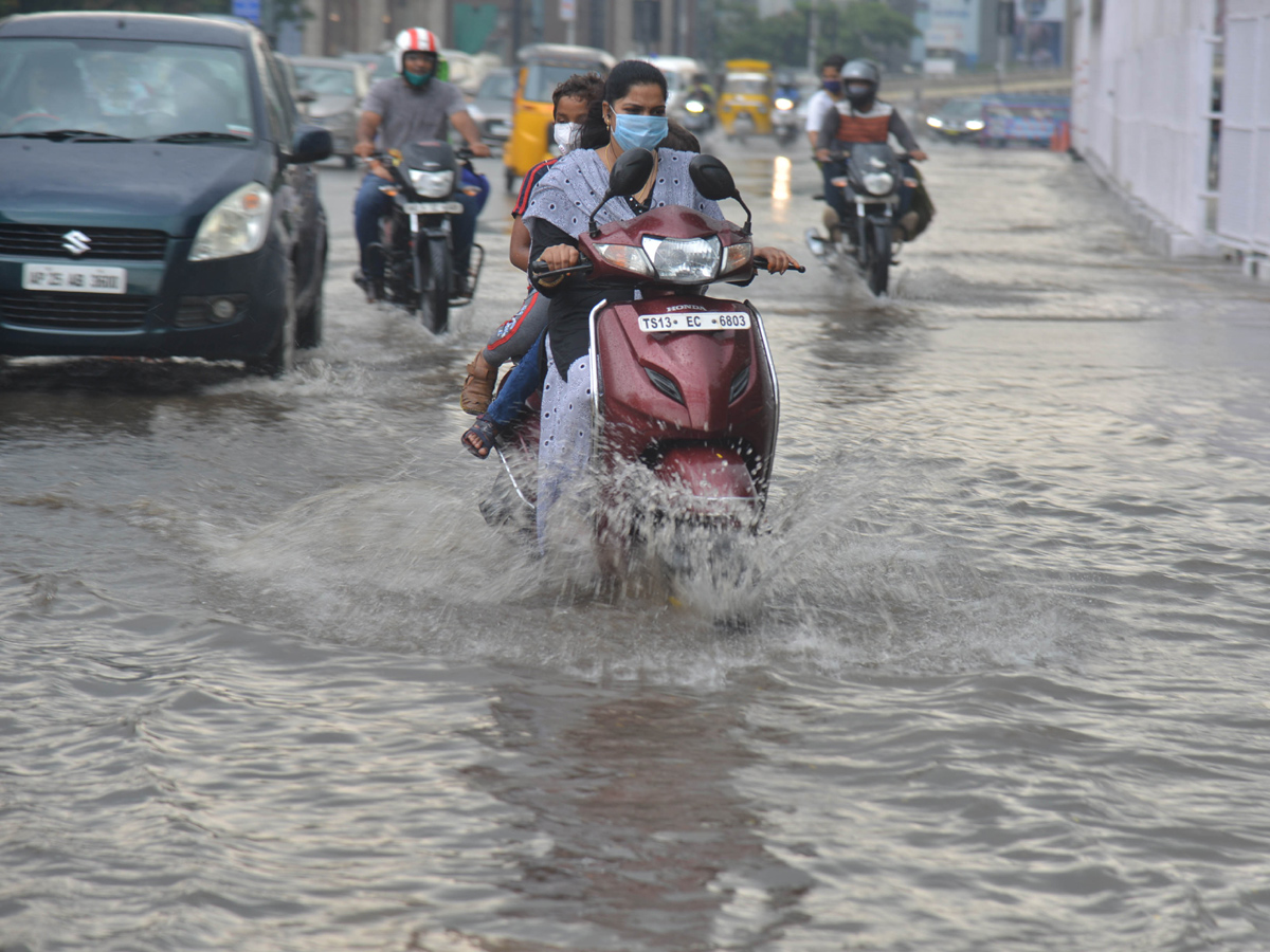 Heavy rain lashes Hyderabad Photo Gallery - Sakshi10