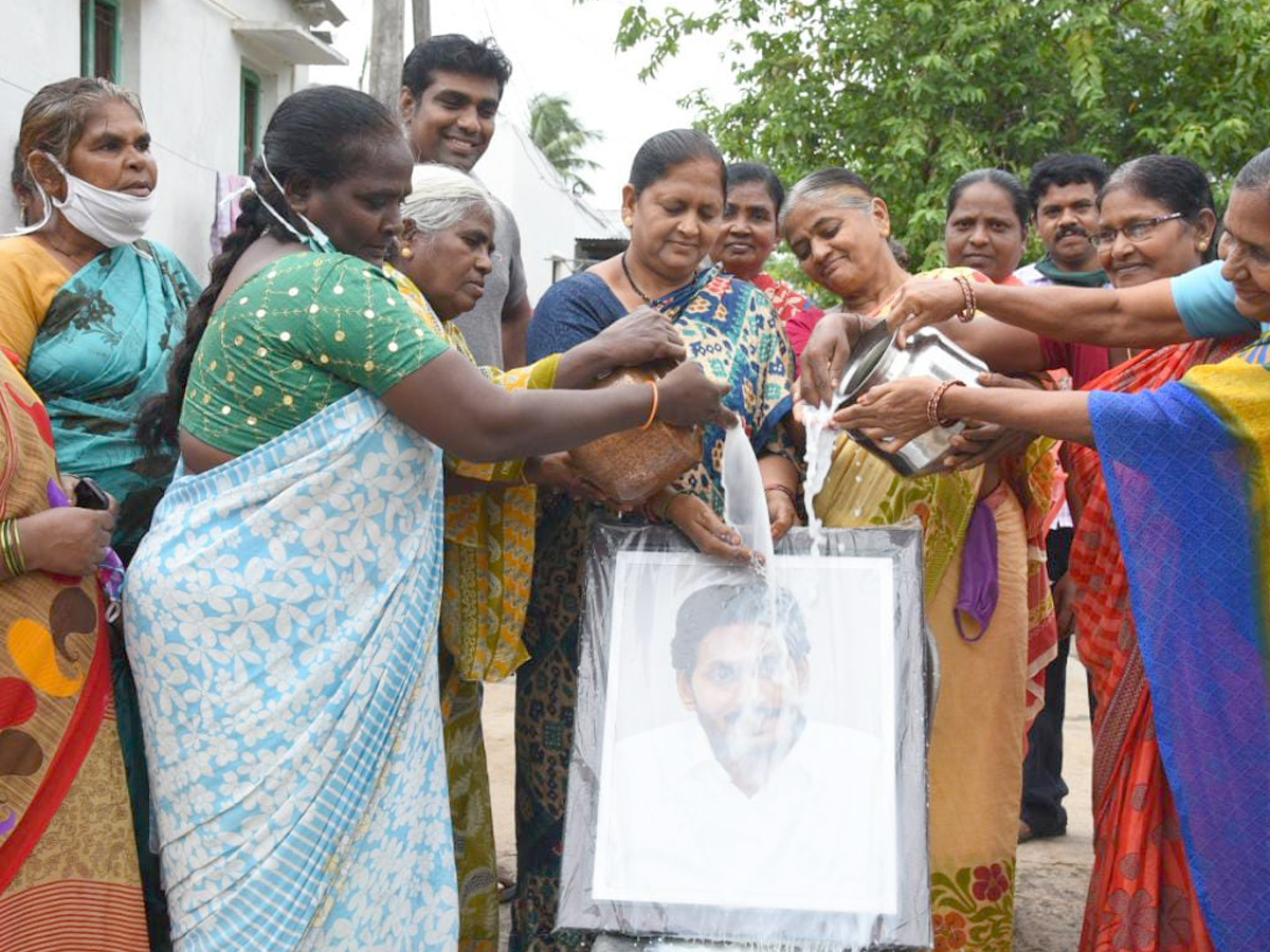 CM YS Jagan Launched YSR Cheyutha Scheme In Tadepalli Photo Gallery - Sakshi18