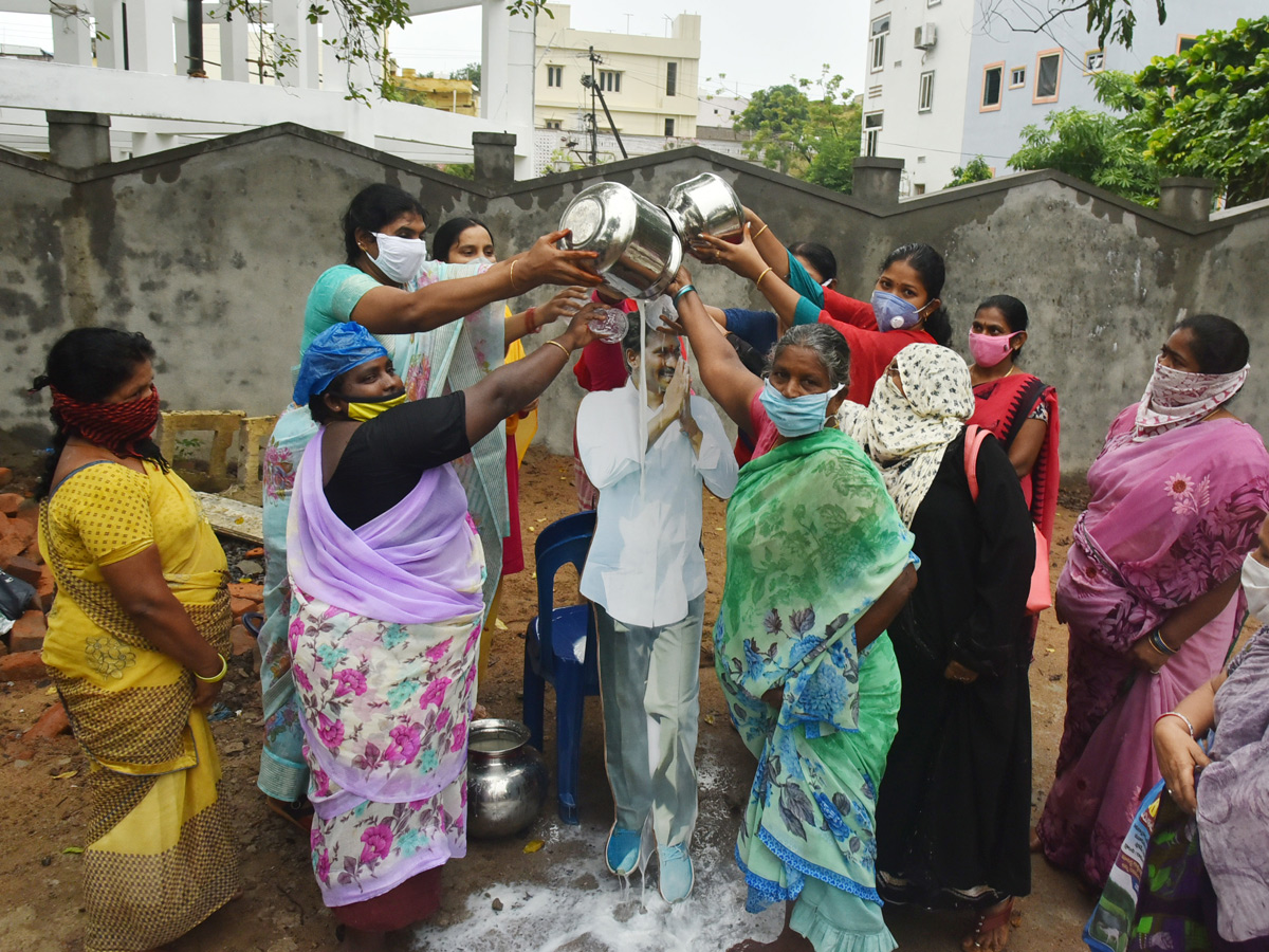 womens happy in YSR Cheyutha photo gallery - Sakshi10