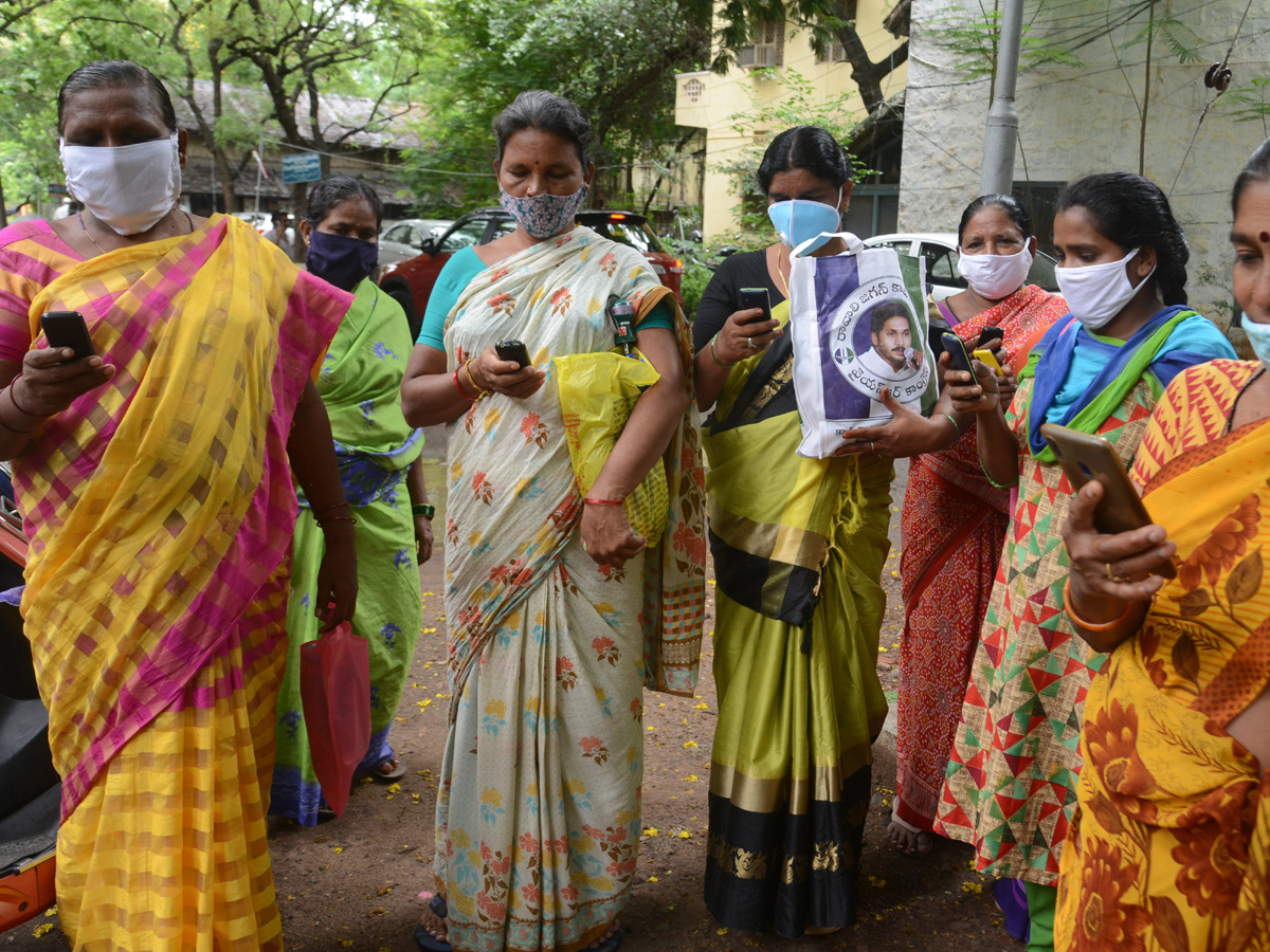 womens happy in YSR Cheyutha photo gallery - Sakshi25