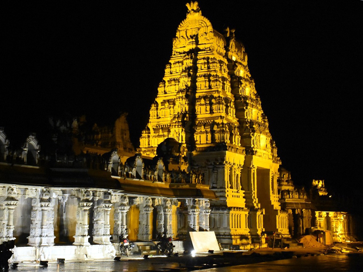 yadadri lakshmi narasimha swamy temple new photos - Sakshi1