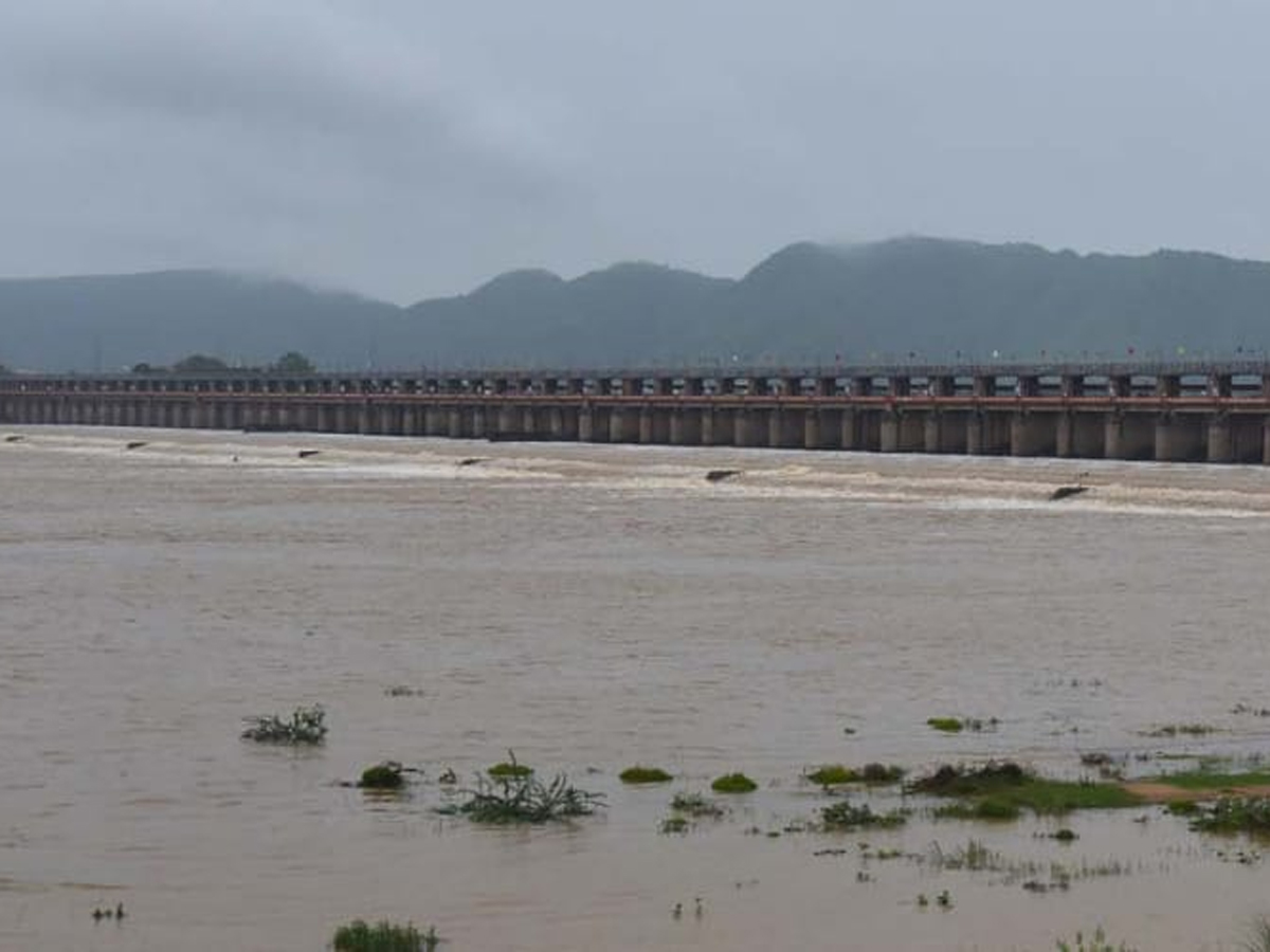 Prakasam Barrage 60 Gates Lifted In Krishna District - Sakshi2