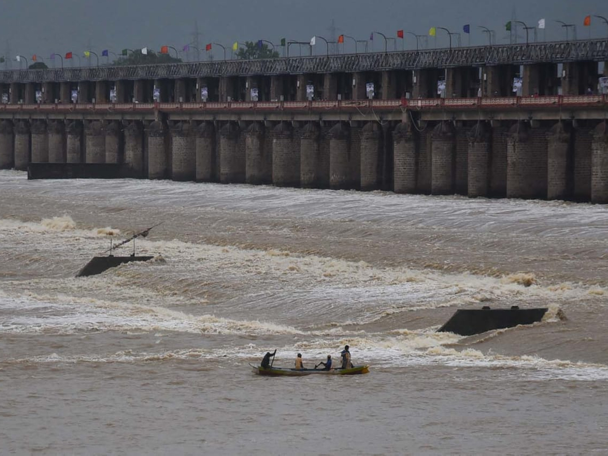 Prakasam Barrage 60 Gates Lifted In Krishna District - Sakshi1