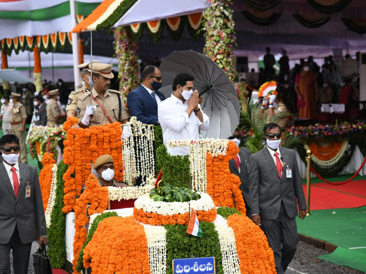 ap cm ys jagan mohan reddy flag hoisting vijayawada Photo Gallery - Sakshi15