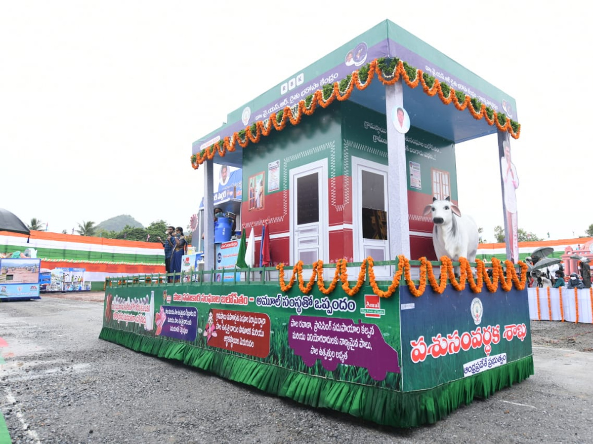 ap cm ys jagan mohan reddy flag hoisting vijayawada Photo Gallery - Sakshi17