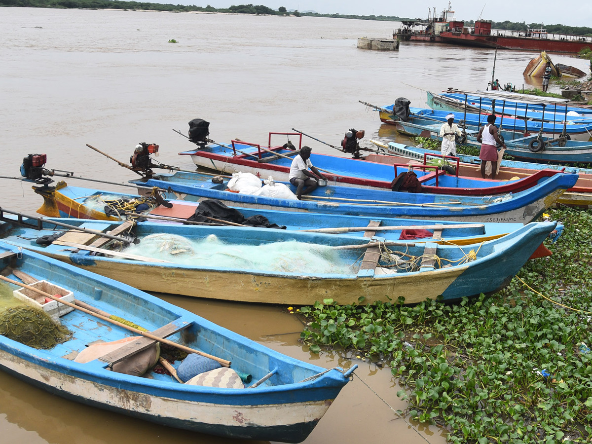 heavy water inflow krishna rivers vijayawada  - Sakshi28