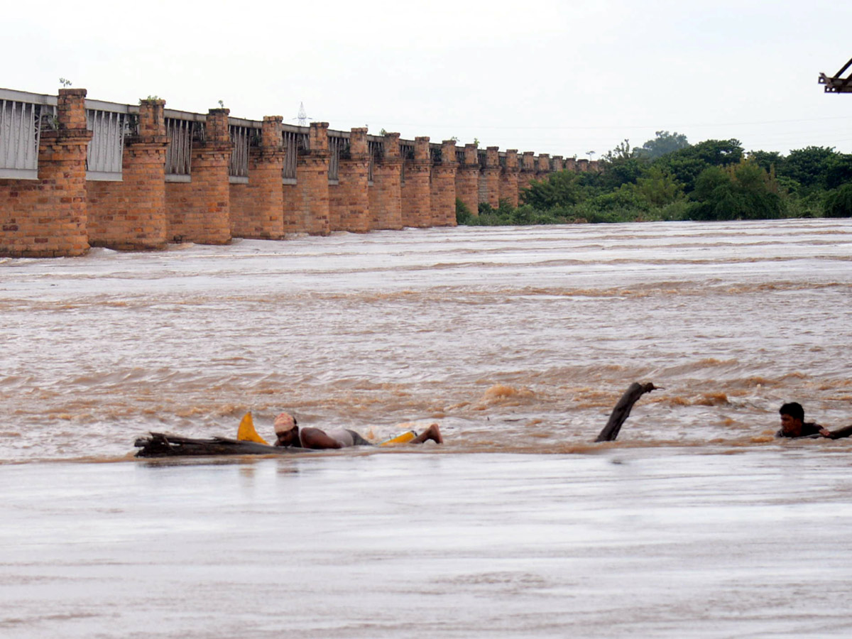 Godavari River Water Level Heavy Rains In Rajahmundry  - Sakshi1