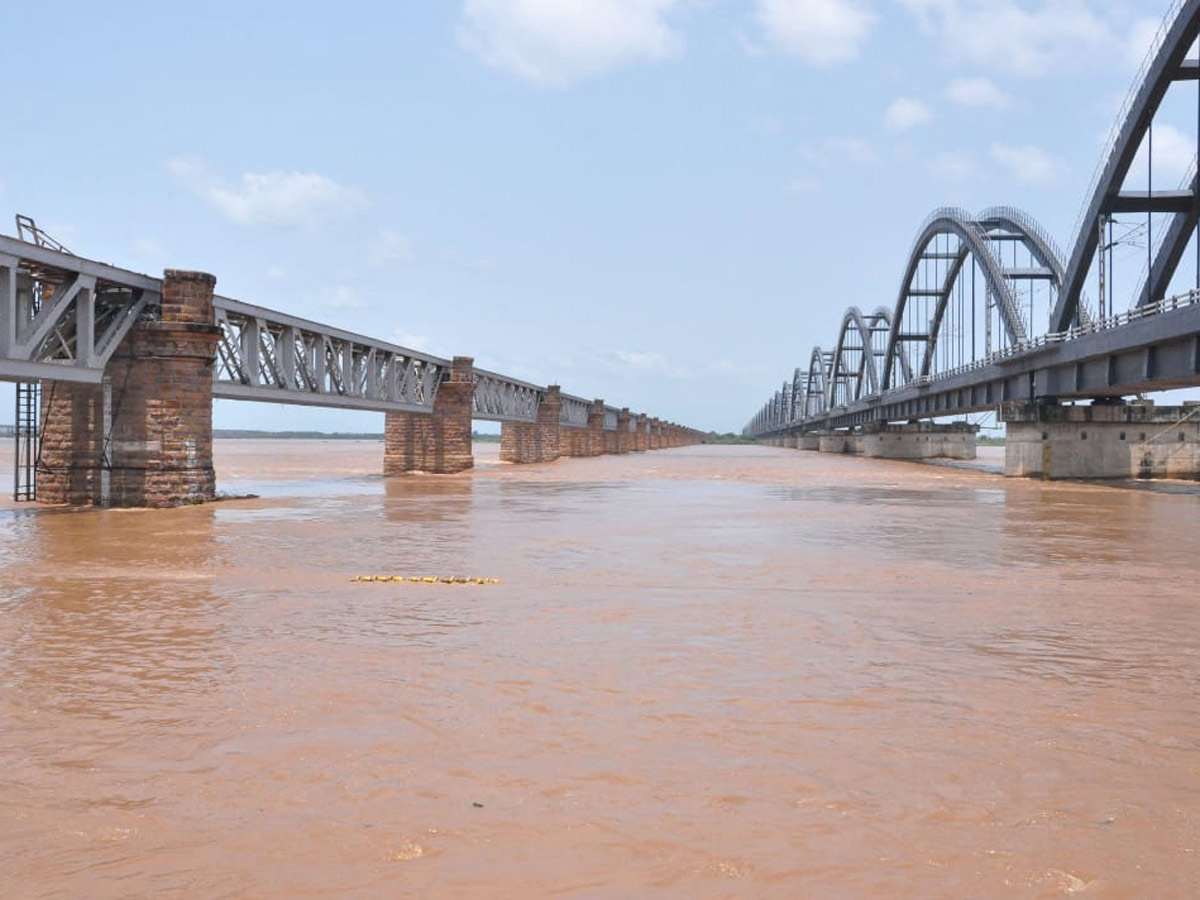 Godavari River Water Level Heavy Rains In Rajahmundry  - Sakshi20