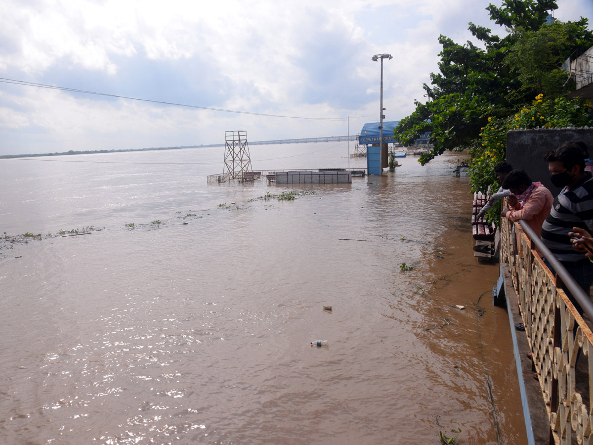 Godavari River Water Level Heavy Rains In Rajahmundry  - Sakshi22